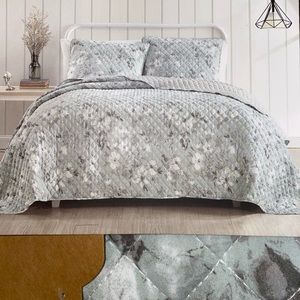 Wildflower Cottages King comforter set.